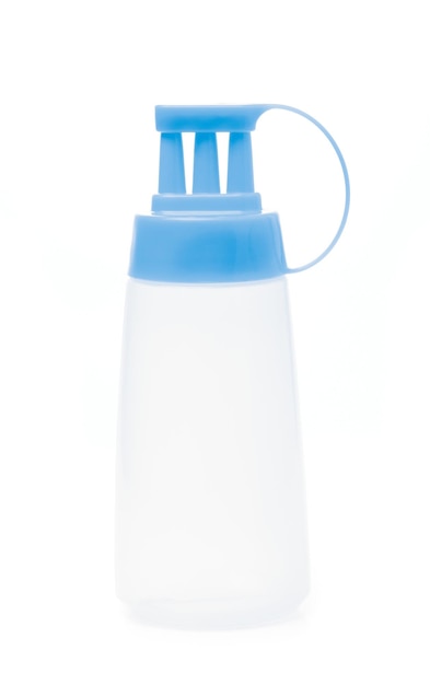 Botella exprimible tres cabezas de condimento aislado sobre fondo blanco.