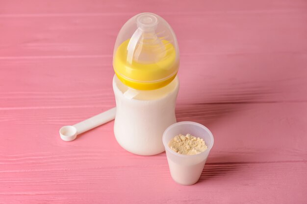 Botella de fórmula de leche para bebés en la mesa