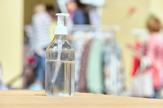 Foto botella de gel antiséptico en la mesa exterior cerrar