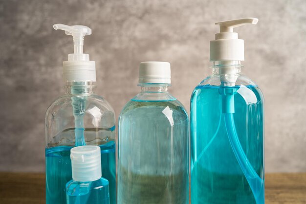 Foto botella de gel de desinfectante alcohólico azul para el lavado para proteger la infección de seguridad y matar las bacterias y gérmenes del virus novel coronavirus covid-19