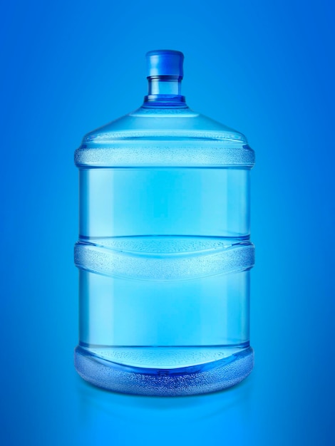 Una botella grande de agua pura sobre fondo azul.