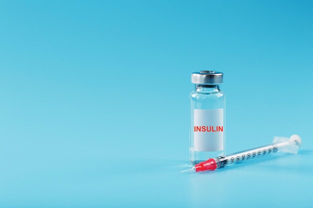 Una botella de hormona insulina y una jeringa sobre la mesa