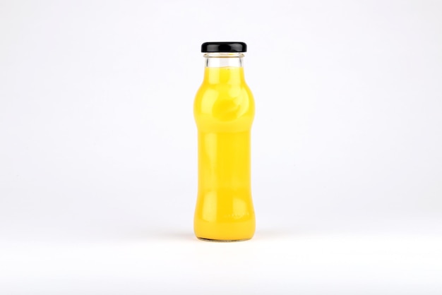Botella de jugo de fruta de vidrio aislada sobre fondo blanco.