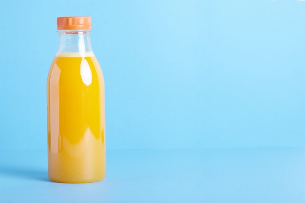 Foto botella de jugo de naranja orgánico