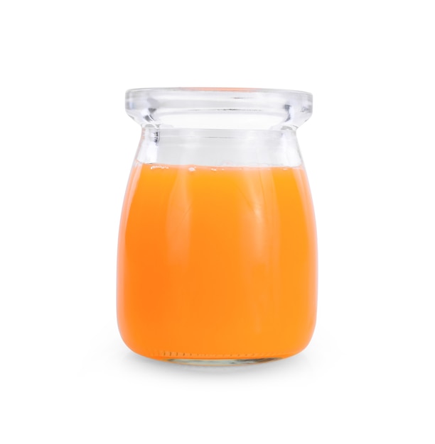 Botella de jugo de naranja sobre fondo blanco.