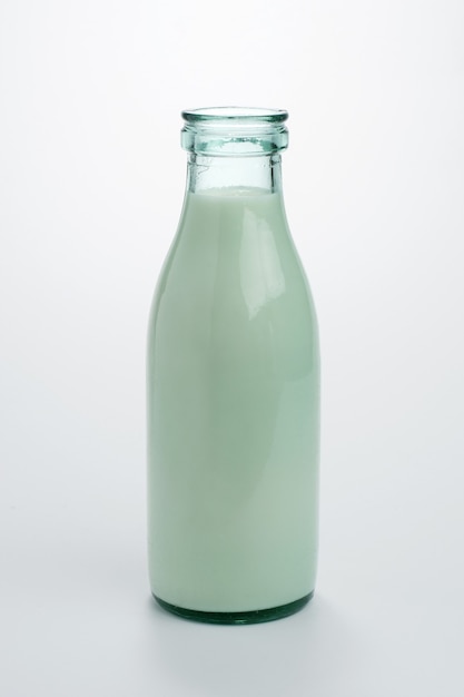 Botella de leche en blanco. Trazado de recorte