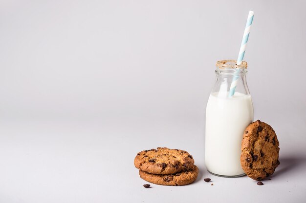 La botella de leche está decorada con migas de galletas y galletas con trocitos de chocolate.