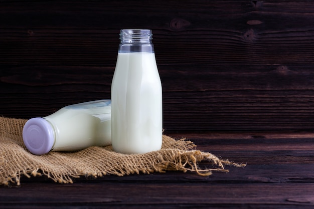 Una botella de leche en el fondo de madera.