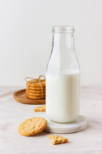 Botella de leche fresca con galletas de avena