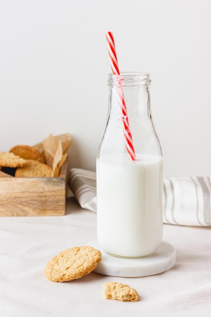 Botella de leche fresca con galletas de avena