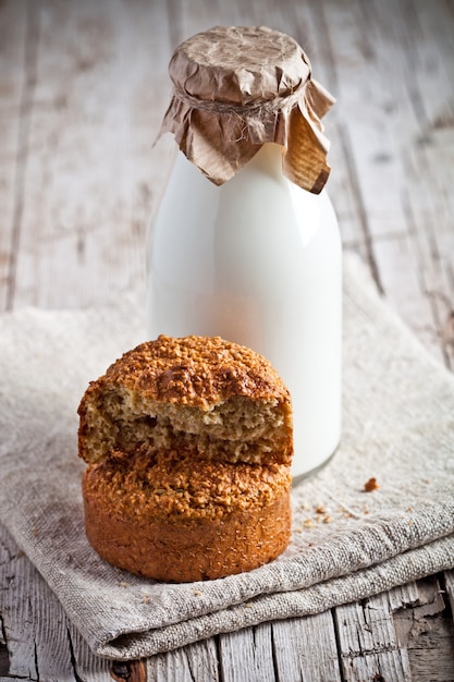 Botella de leche fresca y pan recién horneado.