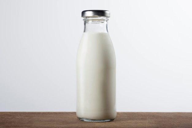 Botella de leche fresca sobre un fondo blanco gris madera Alimentos saludables