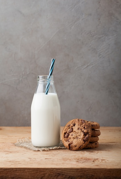 Botella con leche y galletas de chispas de chocolate.