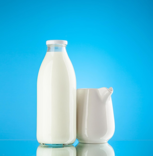 Foto botella de leche y jarra