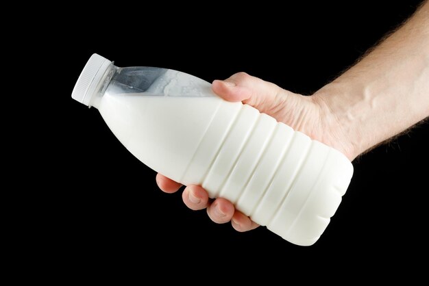 Botella de leche en la mano