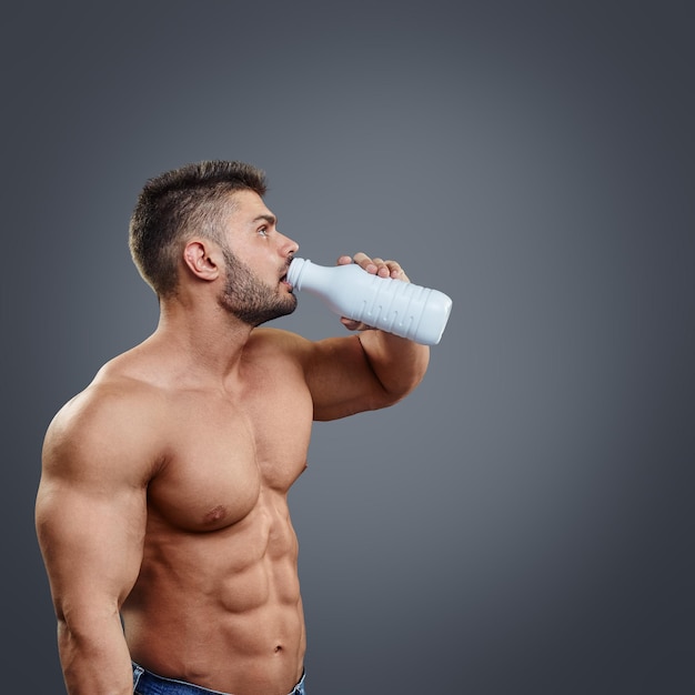 Botella de leche en manos de un deportista