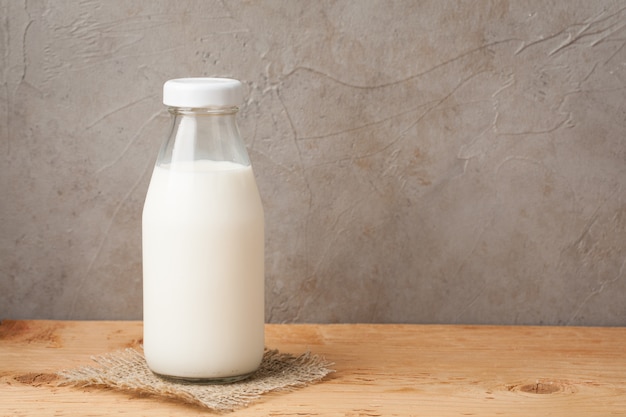 Botella de leche en una mesa de madera.