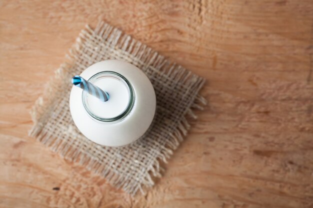 Botella de leche en una mesa de madera.