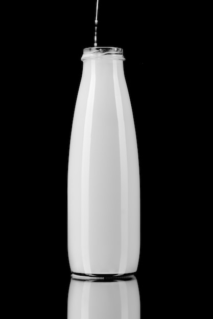 Botella de leche en negro