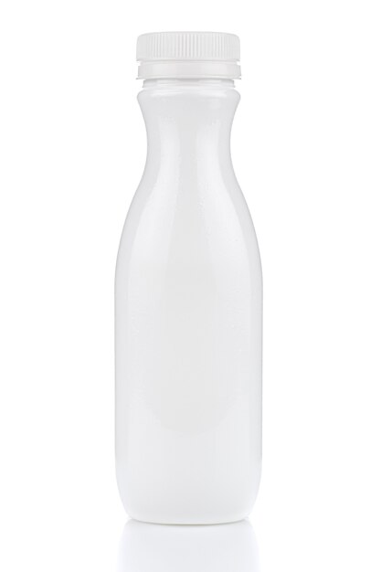 Botella de leche de plástico blanco aislado en blanco