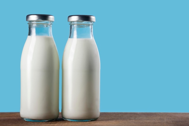 Botella de leche sobre un fondo azul Primer plano Alimentos saludables