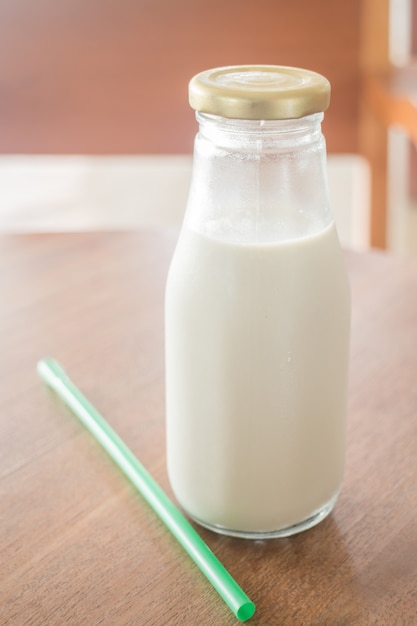 Botella de leche de soja con sésamo negro.