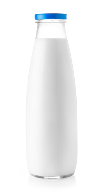 Botella de leche con tapa azul aislada sobre fondo blanco