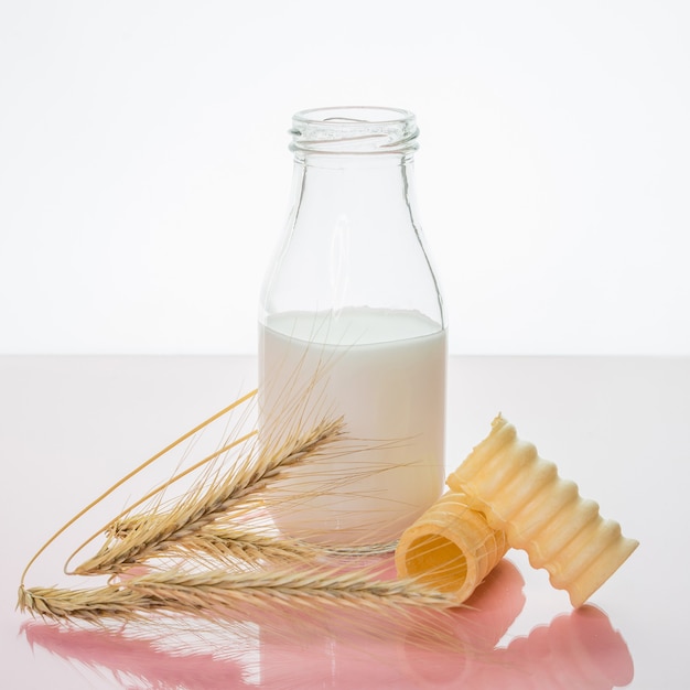 Una botella de leche y trigo.