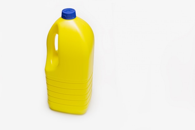 Botella de lejía aislada. Contenedor de plástico amarillo. Copia espacio