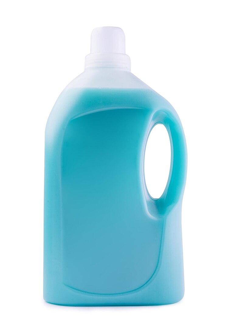 Botella limpia de plástico llena de detergente azul.