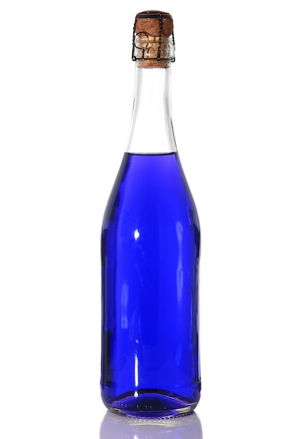 Botella con líquido azul sobre blanco