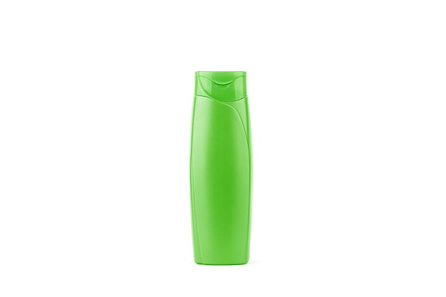 Botella de loción de champú de plástico verde sobre fondo blanco.