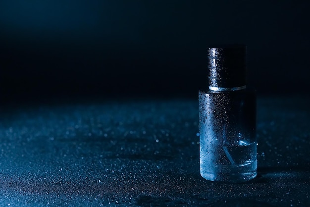 Foto botella de lujo con perfume sobre fondo negro