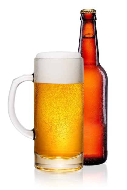 Botella marrón y jarra de cerveza aislado sobre fondo blanco.