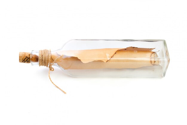 Foto botella con mensaje aislado