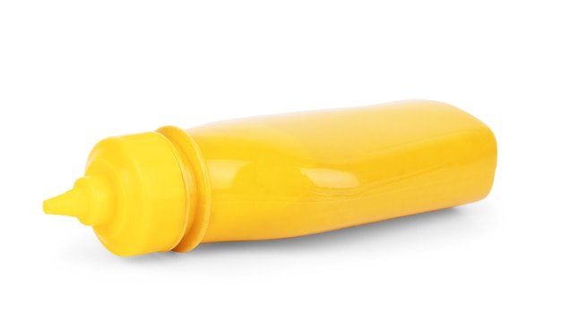 Una botella de mostaza amarilla sobre un fondo blanco.
