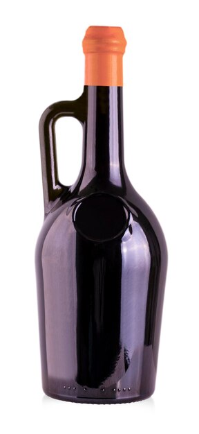 Botella original con vino aislado sobre fondo blanco con trayectoria de recorte