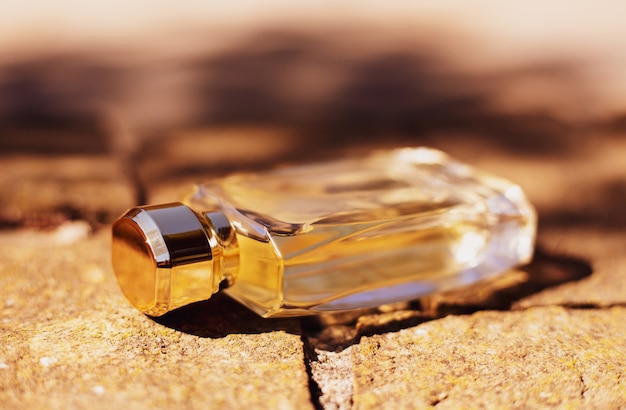 Foto botella de perfume amarilla femenina elegante