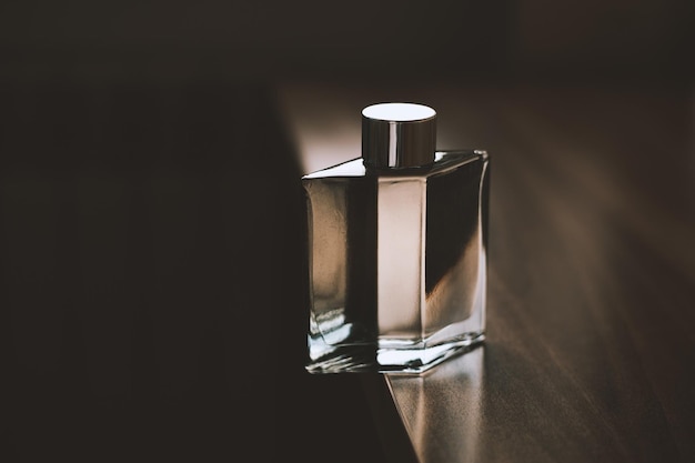 Foto una botella de perfume elegante para hombres