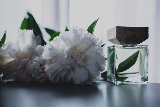 Una botella de Perfume y flores blancas