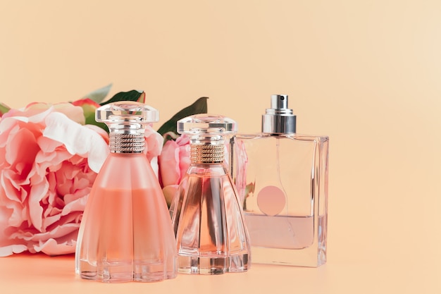 Botella de perfume con flores sobre tela ligera