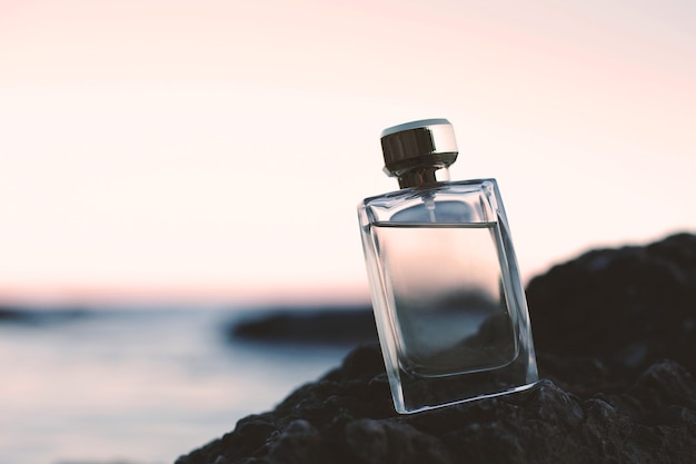 Botella de perfume en el mar
