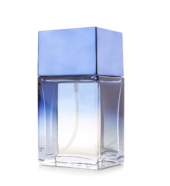 Botella de perfume masculino moderno sobre fondo blanco.