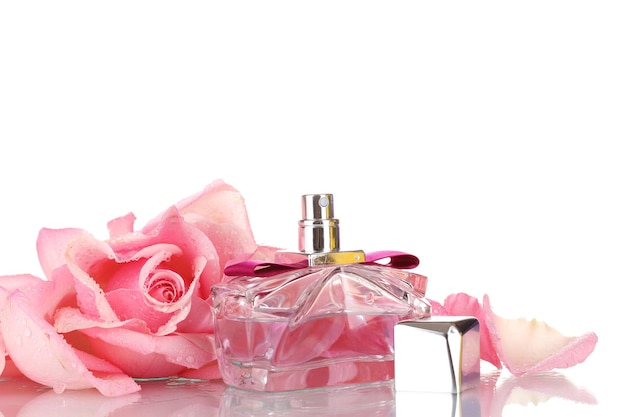 Botella de perfume y rosa rosa aislado en blanco