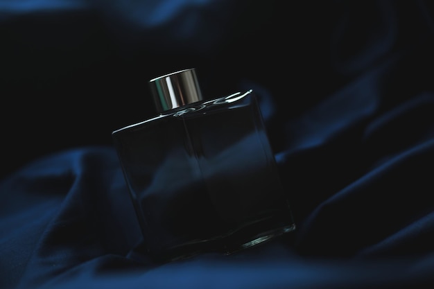 botella de perfume sobre un fondo azul