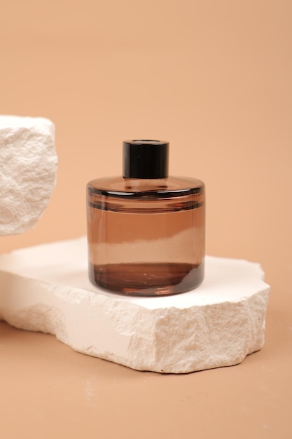 una botella de perfume con una tapa negra