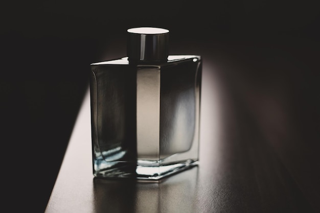 Foto botella de perfume en un tono de lujo