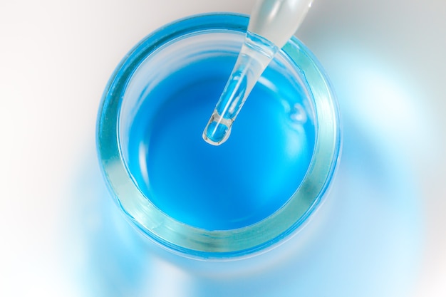 Botella y pipeta de líquido azul ver imágenes de laboratorio Investigación genética y concepto de ciencia biotecnológica