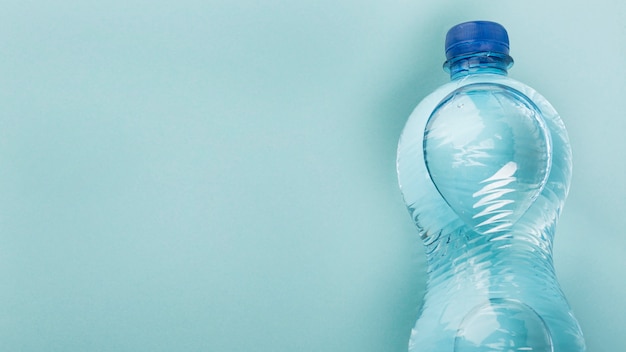 Botella plana de agua copia espacio