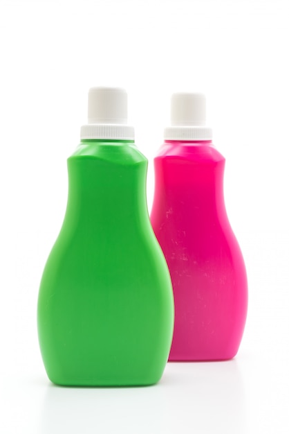 Foto botella plástica rosada y verde para la limpieza líquida del detergente o del piso en el fondo blanco